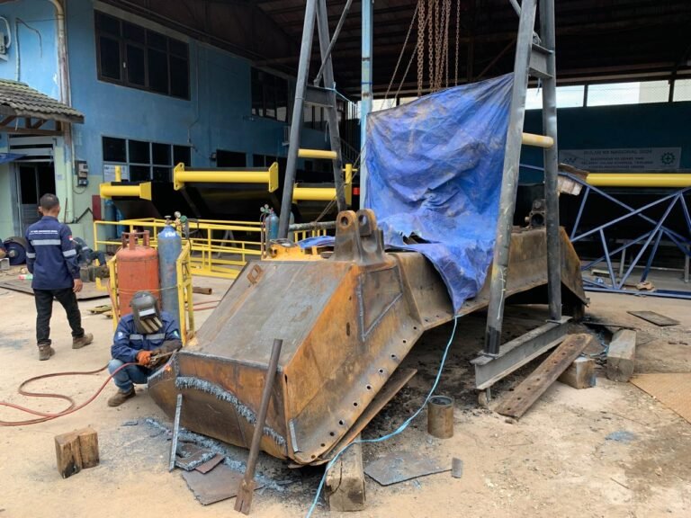 Jasa perbaikan bucket excavator